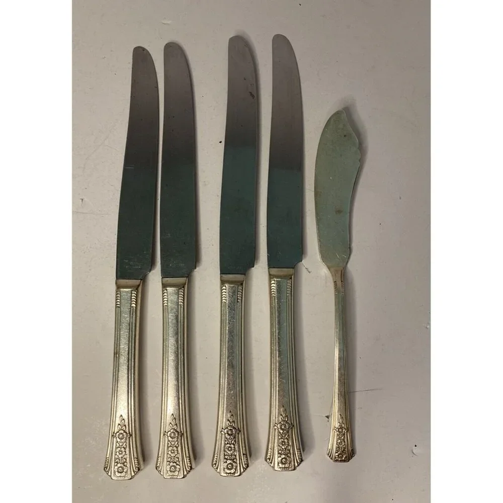 Oneida Community Tudor Silverplate 4 Knives & 1 Spreader Floral Pattern Lot of 5